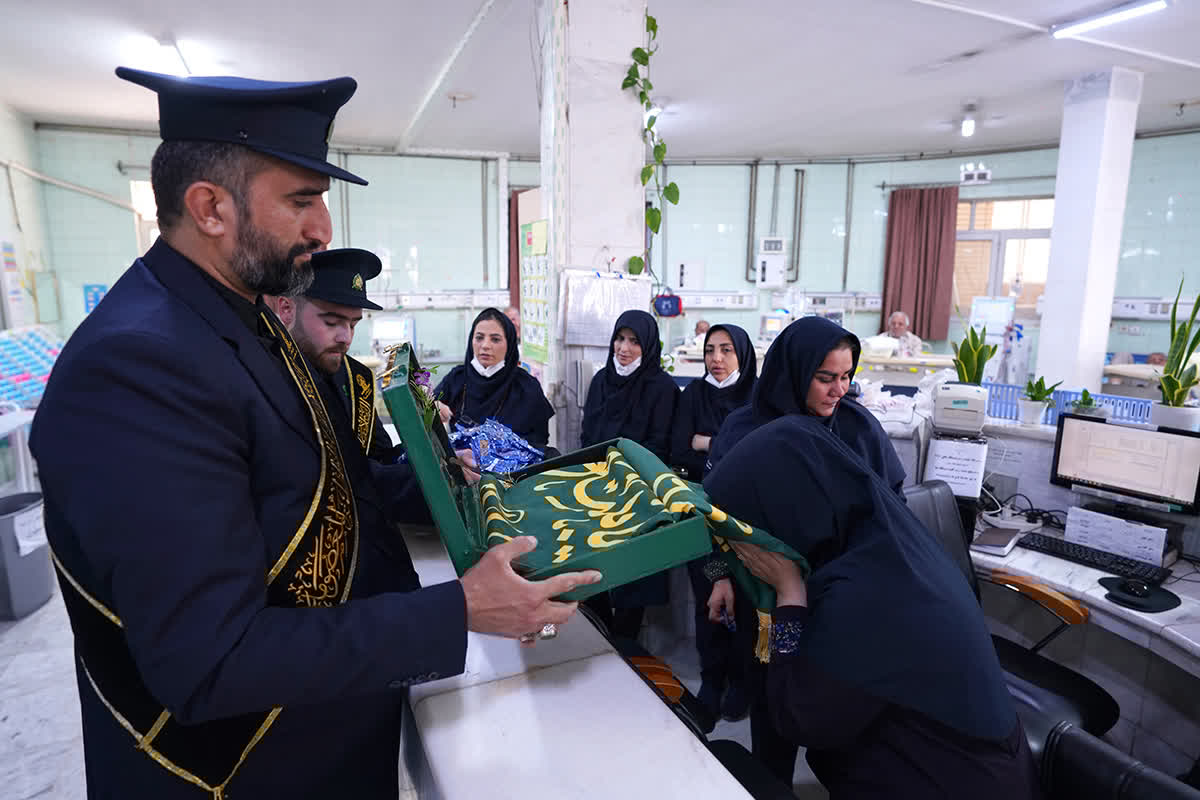 عیادت خادمان حرم حضرت معصومه (س) از بیماران بیمارستانی + تصاویر